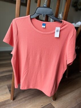 Old Navy Ribbed Crew Neck Short Sleeve T-shirt in a pretty Coral color! NWT! XL.